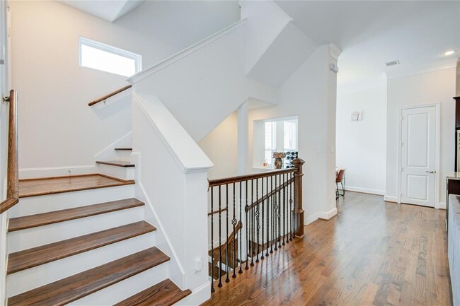 Building Photo - 950 W 24th St