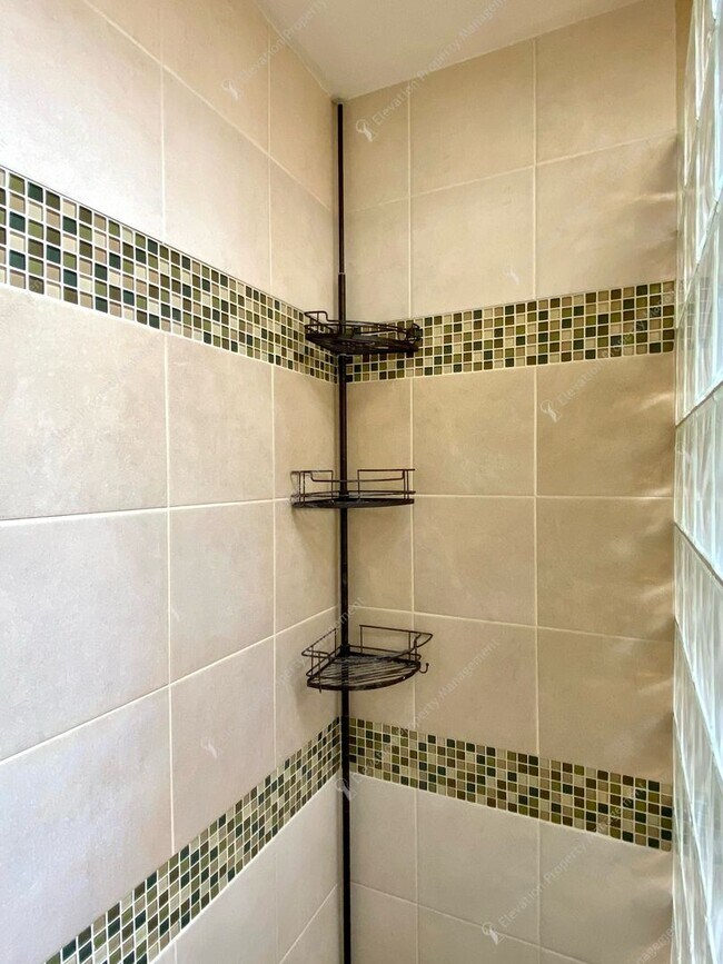 Building Photo - 3BR - 2.5 BA Charming Greenway Home in Lar...