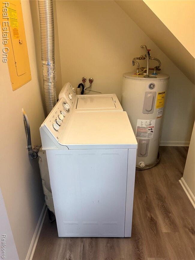 Building Photo - 2830 Davison Ave