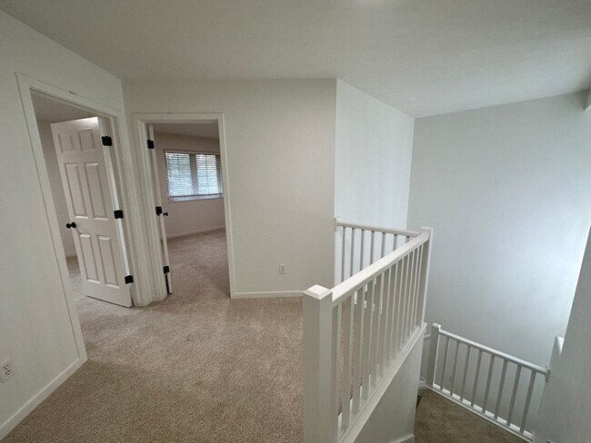 Building Photo - Grandville Condo 3 Bedroom and 2.5 Bathrooms