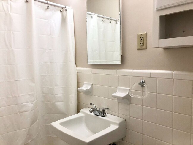 Building Photo - Three Bedroom Oconee County Available Summer