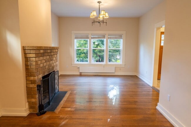 Building Photo - 4Bd/2.75Ba Seattle House