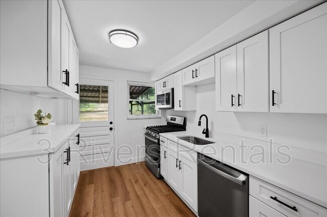 Building Photo - 2182 Pauline Ave