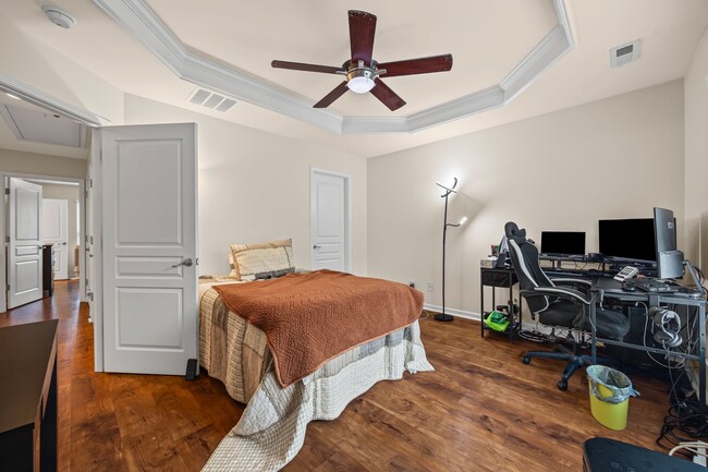 Building Photo - Extremely well-maintained 3-bedroom, 3.5 bath townhome in Baxter Village!