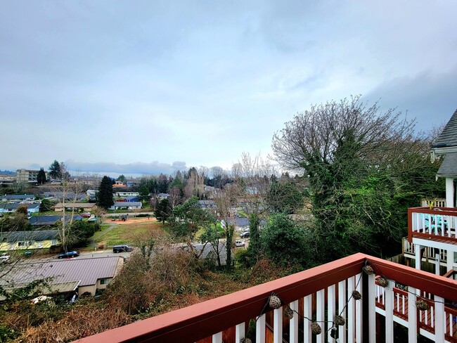 Building Photo - Spacious, bright, 4 bed in Bremerton