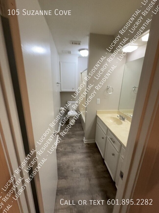 Building Photo - Updated 4-Bedroom Duplex with Fireplace in...