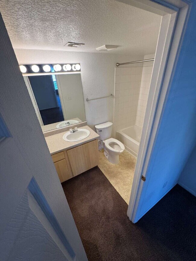 Building Photo - 2 Bed, 2 Bath Condo