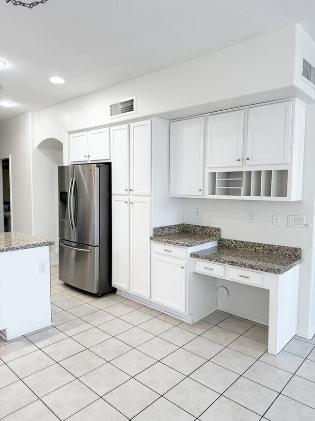 Building Photo - ABSOLUTELY STUNNING 4BR 2.5BA, OVER 2100SQFT, COMMUNITY POOL, CHANDLER