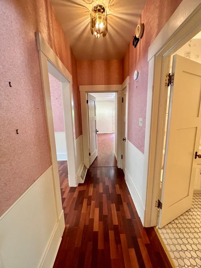 Building Photo - 3 bed 3 bath available!