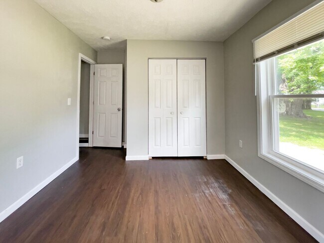 Building Photo - PRELEASING for AUGUST! 5 Bedroom, 3 Bathroom Home Close to Campus: In-Unit Washer and Dryer