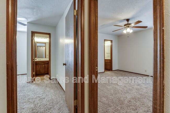 Building Photo - 6004 Paramount Dr