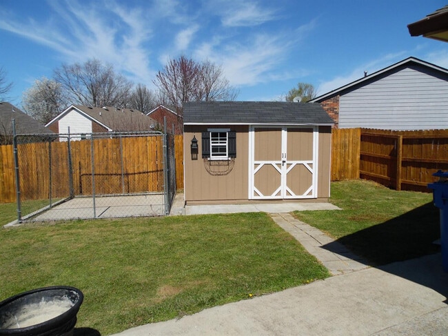 Building Photo - 1305 Amherst Dr