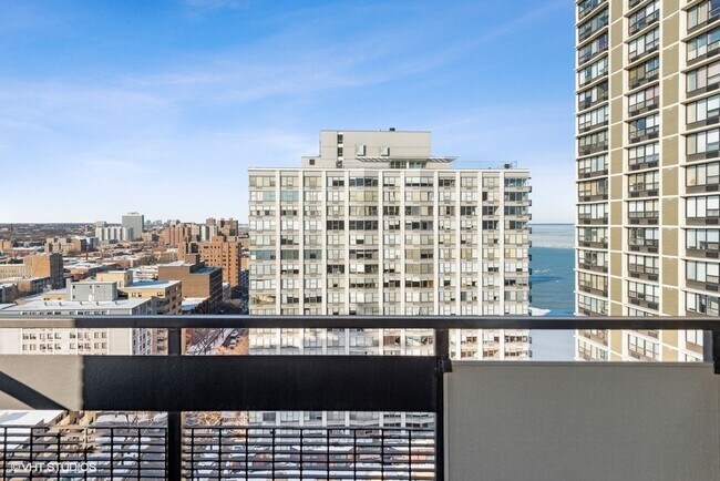 Building Photo - 5701 N Sheridan Rd