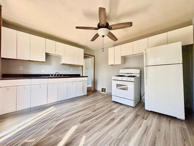 Building Photo - 811 Fairway St