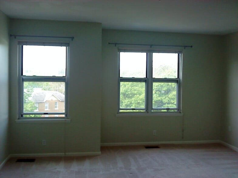Master Bedroom - Upper Level - 343 Cedar St NW