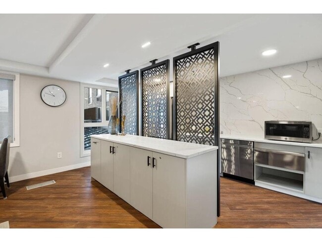 Building Photo - 433 S 7th St