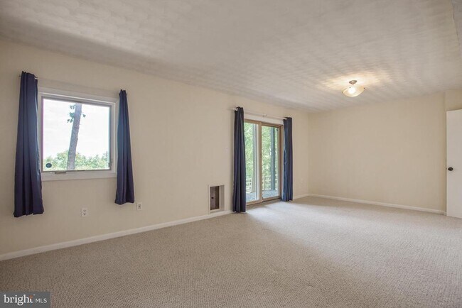 Building Photo - 1619 Summit Dr