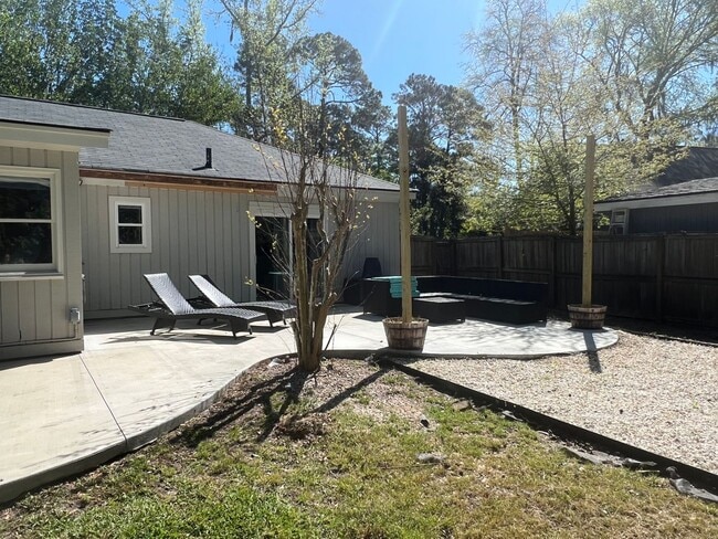 Building Photo - Updated Old Woodlands Plantation Home with Fenced Yard