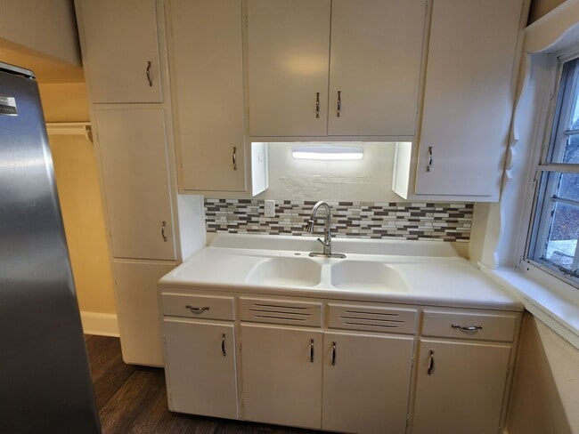 Building Photo - 3 bedroom Tosa Village townhome