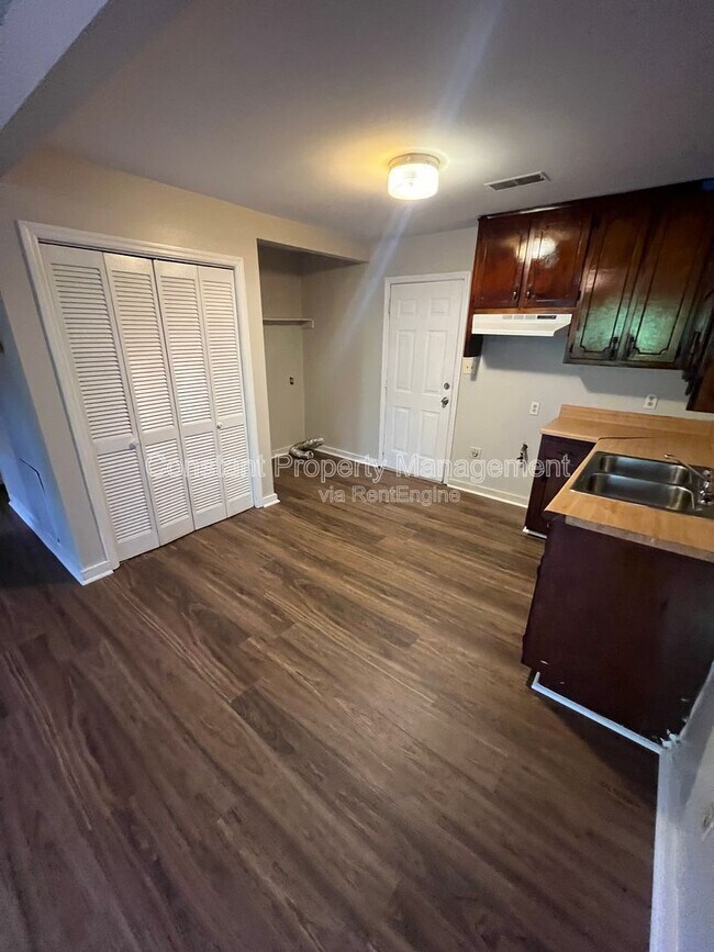 Building Photo - 712 English St