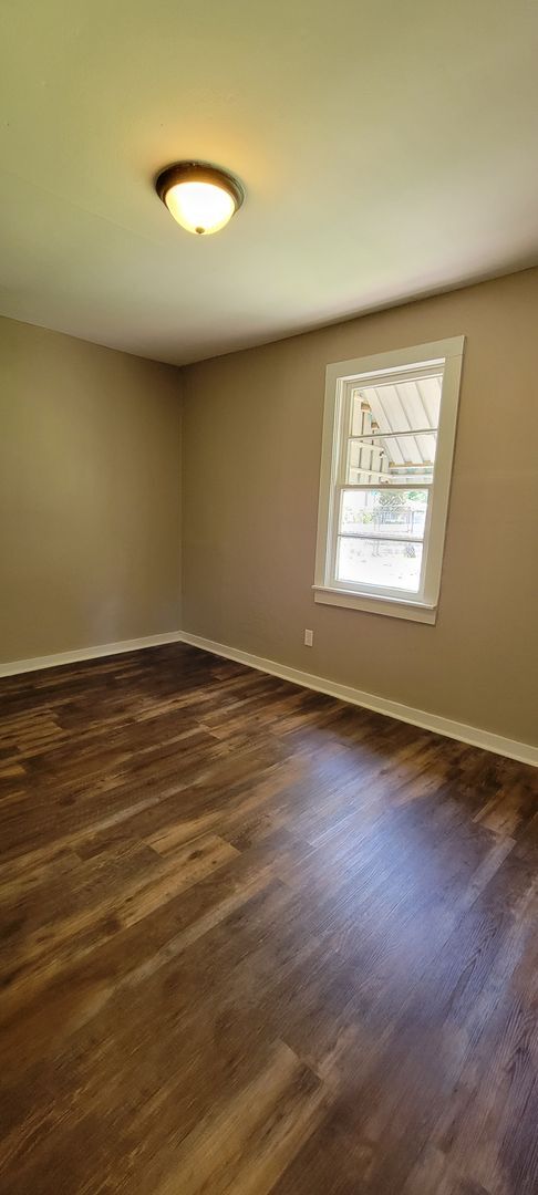Building Photo - Gorgeous fully remodeled 3 bedroom/1&1/2 b...