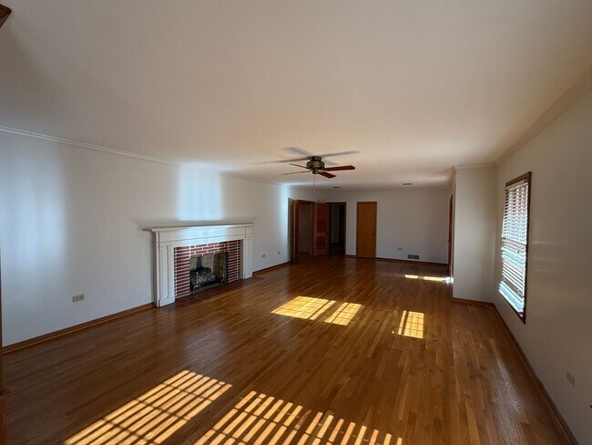 Building Photo - Pinson - Open Floor Plan with Large Living & Family Rooms 2 Bedrooms 2 Bath over 2500 sqft