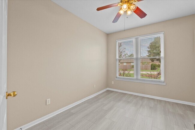 Building Photo - 2758 Laguna Pointe Dr