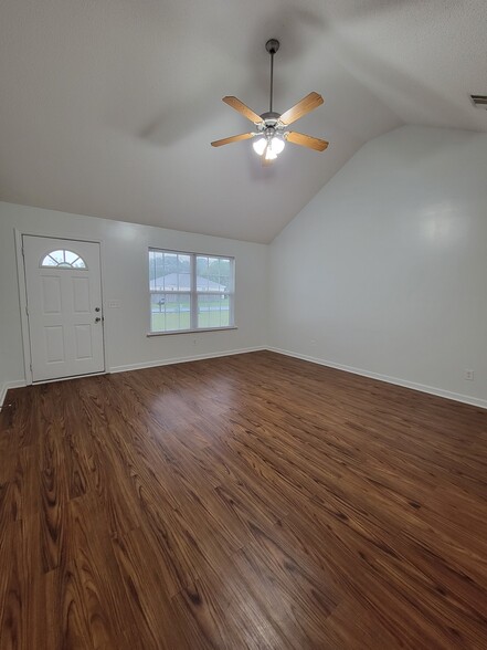 Entrance into the spacious living room with vaulted ceilings - 103 Pasofina Dr