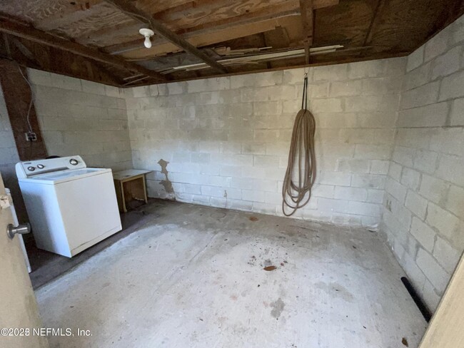 Building Photo - 205 Lakeview Ct