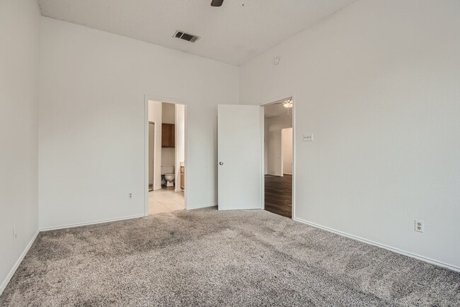 Building Photo - Beautiful 3/2 on Greenbelt (Inquire for Av...