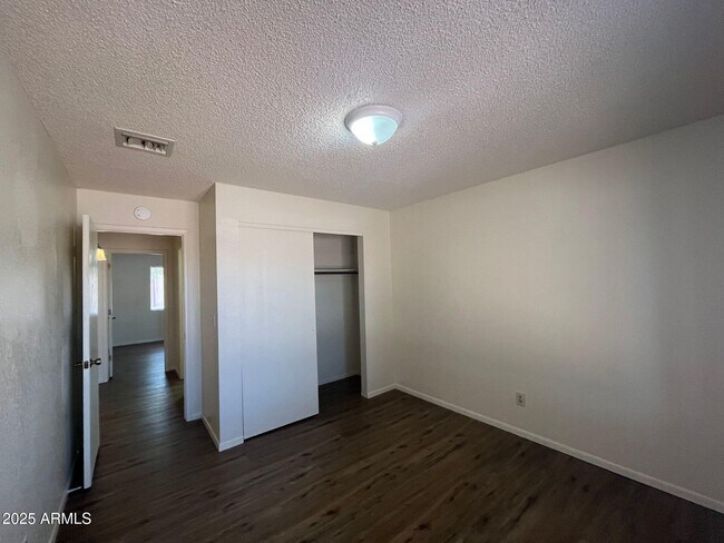 Building Photo - 1300 E Buckhorn Dr