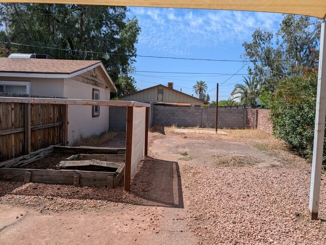 Building Photo - 1011 E Minnezona Ave