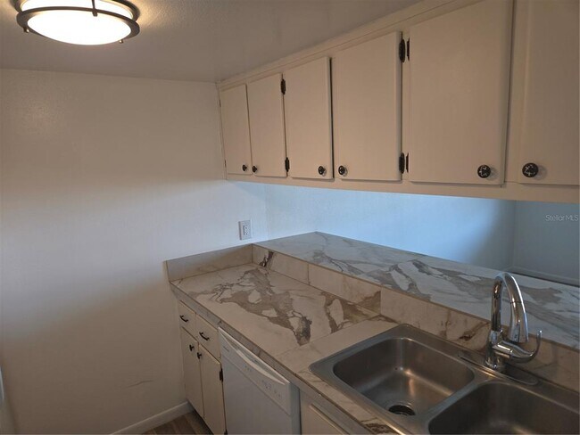 Building Photo - 2525 W Bay Dr