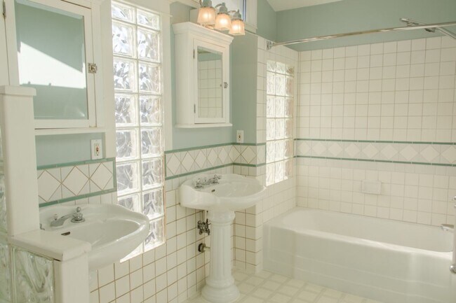 Building Photo - 4Bd/2.75Ba Seattle House