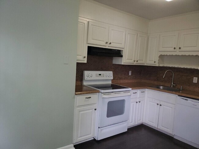 Building Photo - Beautiful  & Charming 4-Bedroom Home with ...