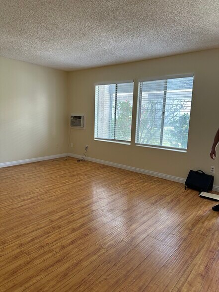 Building Photo - 1082 W Pine St