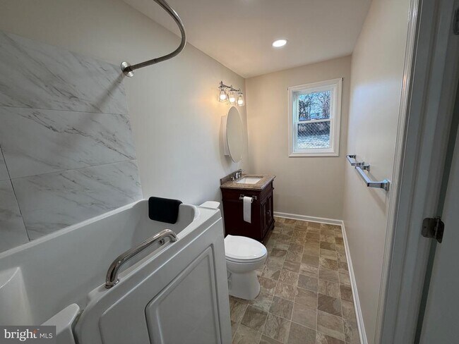 Building Photo - 18 N C and P Ln