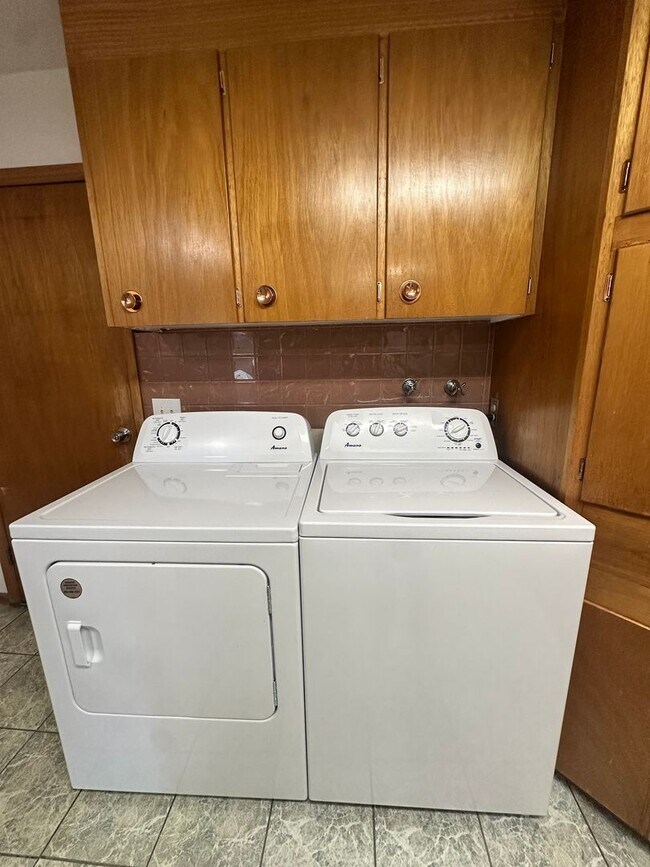 Building Photo - Charming 3-Bedroom Home with Large Yard & Ideal Multi-Generational Living Setup