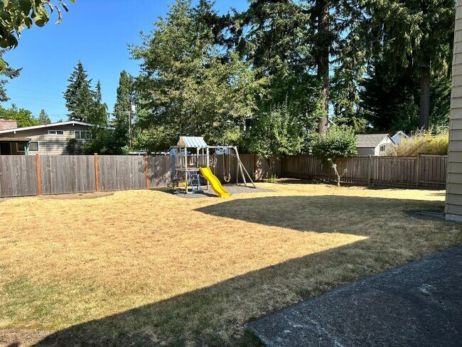 Building Photo - 4Bd/2Ba Bellevue Home