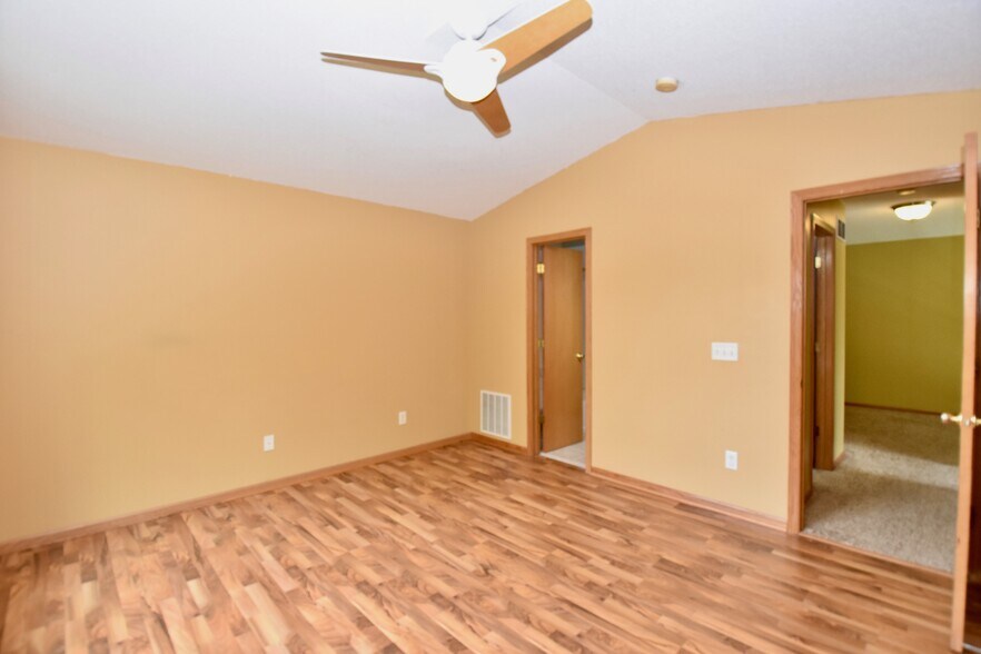 Building Photo - 411 Wilderness Dr