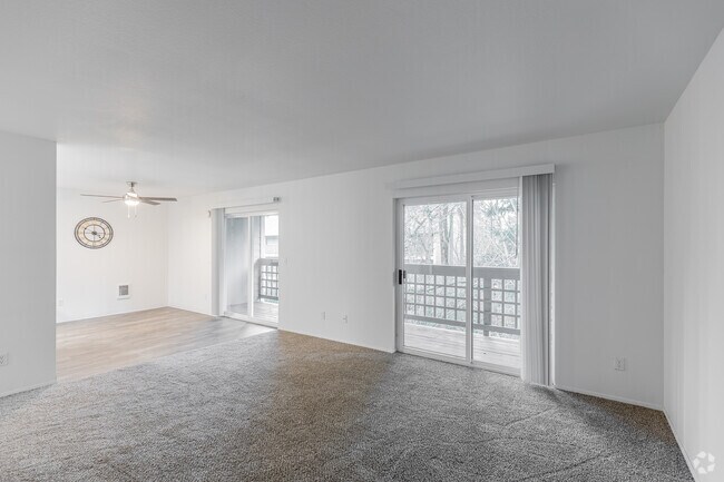 2BR, 2B - 1052SF - Woodspring Apt