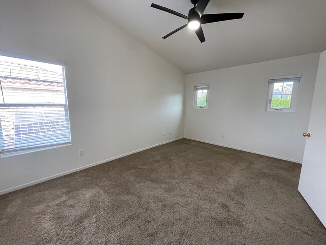 Building Photo - Spacious 4 Bedroom in Oceanside!