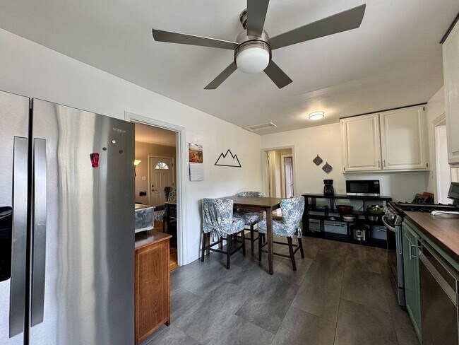 Building Photo - Beautiful 2 Bedroom Ranch Home Furnished o...