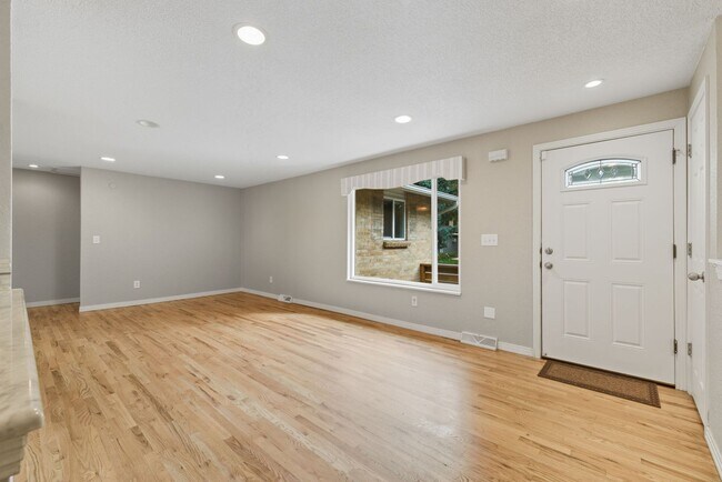 Building Photo - All you want in a home! 5 bed 3 bath ranch...
