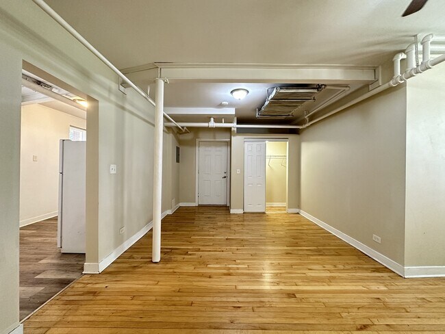 Building Photo - 4824 W Addison St