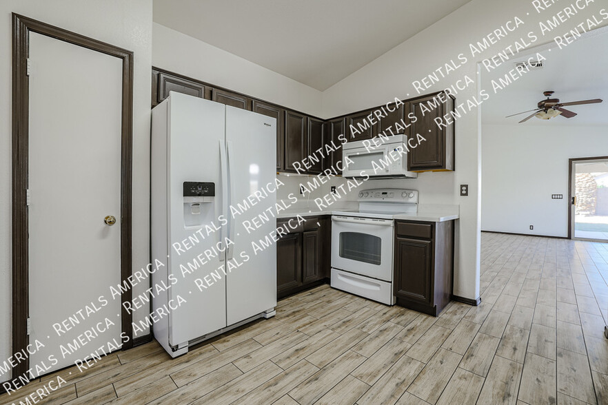 Building Photo - 9316 W Cinnabar Ave
