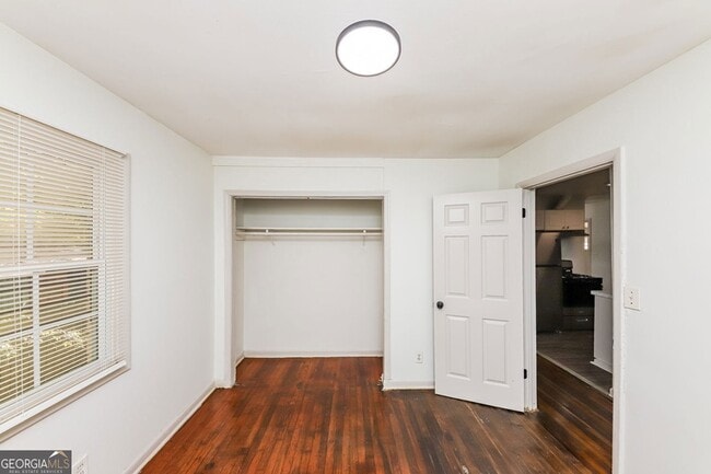 Building Photo - 210 Oak Dr SE