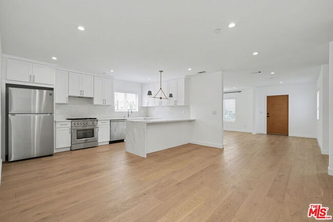 Building Photo - 7832 Croydon Ave