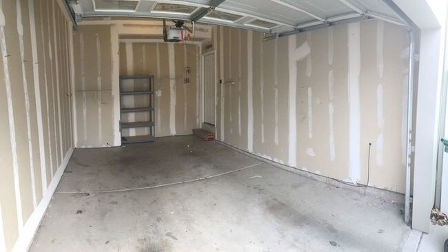 Building Photo - Large 4 Bed Townhome
