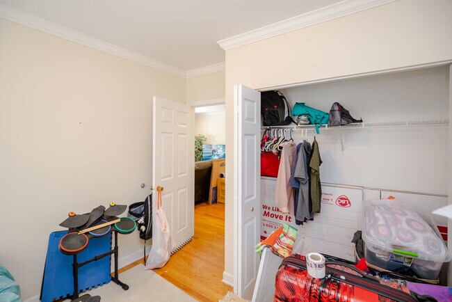 Building Photo - 6301 N Francisco Ave